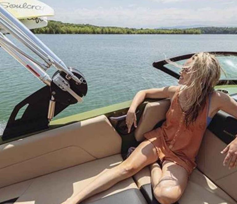 Frau geniesst die Fahrt auf einer MasterCraft NXT