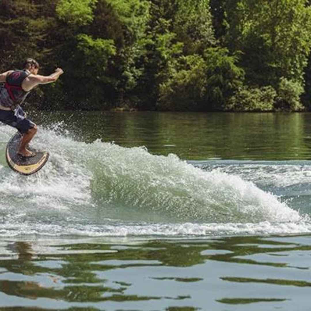 Wakeboarder reitet eine Welle