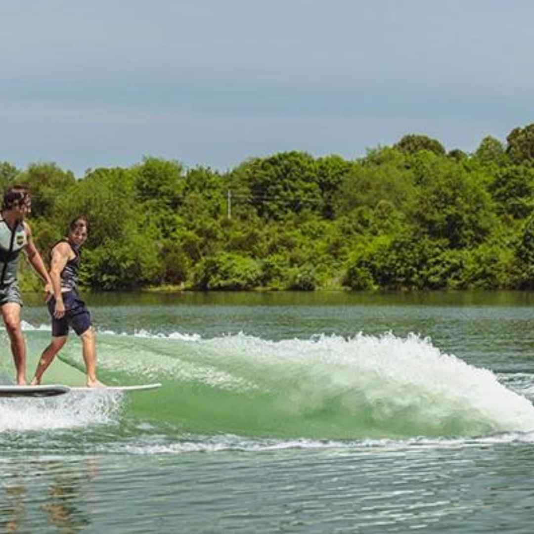 Zwei Personen auf Wakeboards