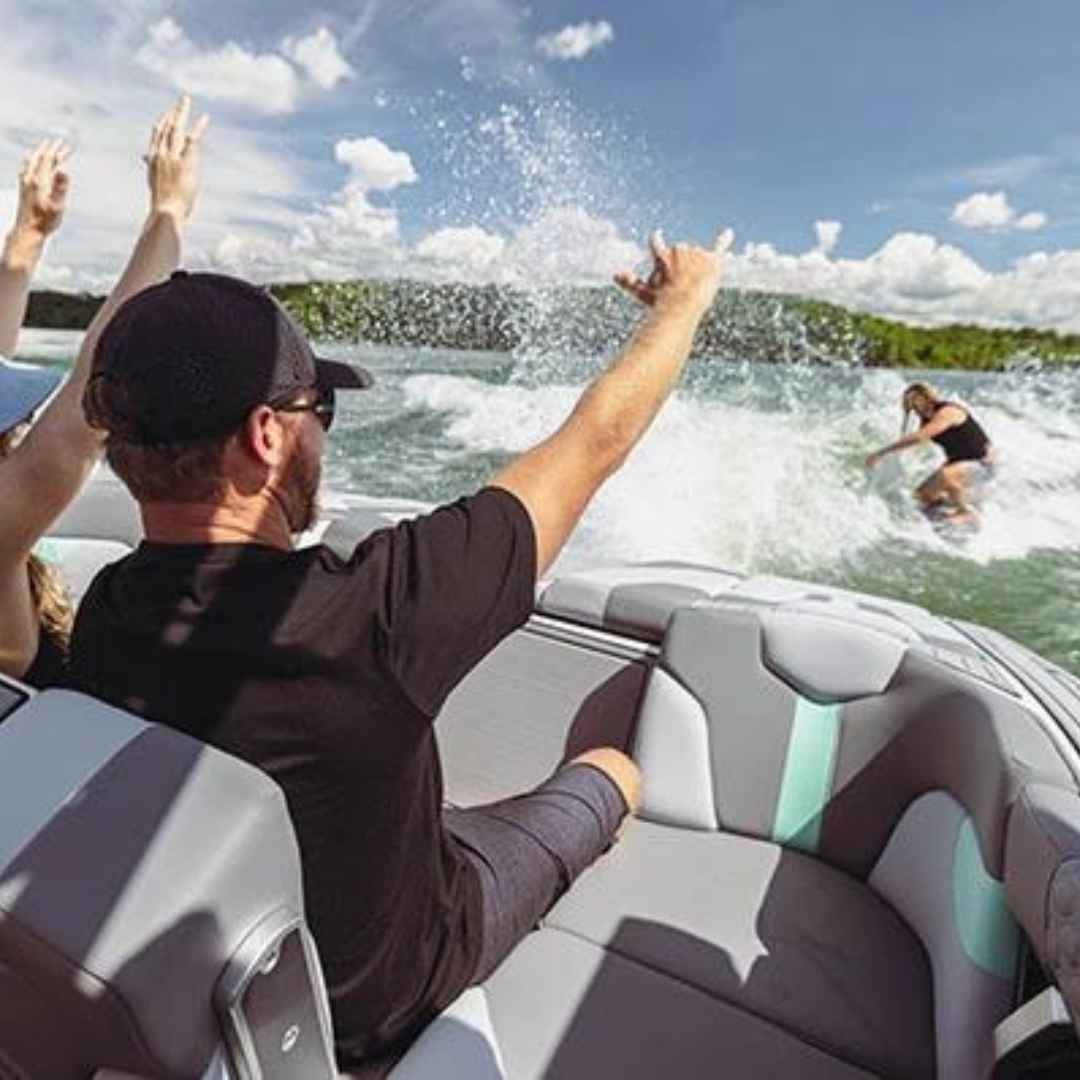 Personen haben Spass auf der MasterCraft XT