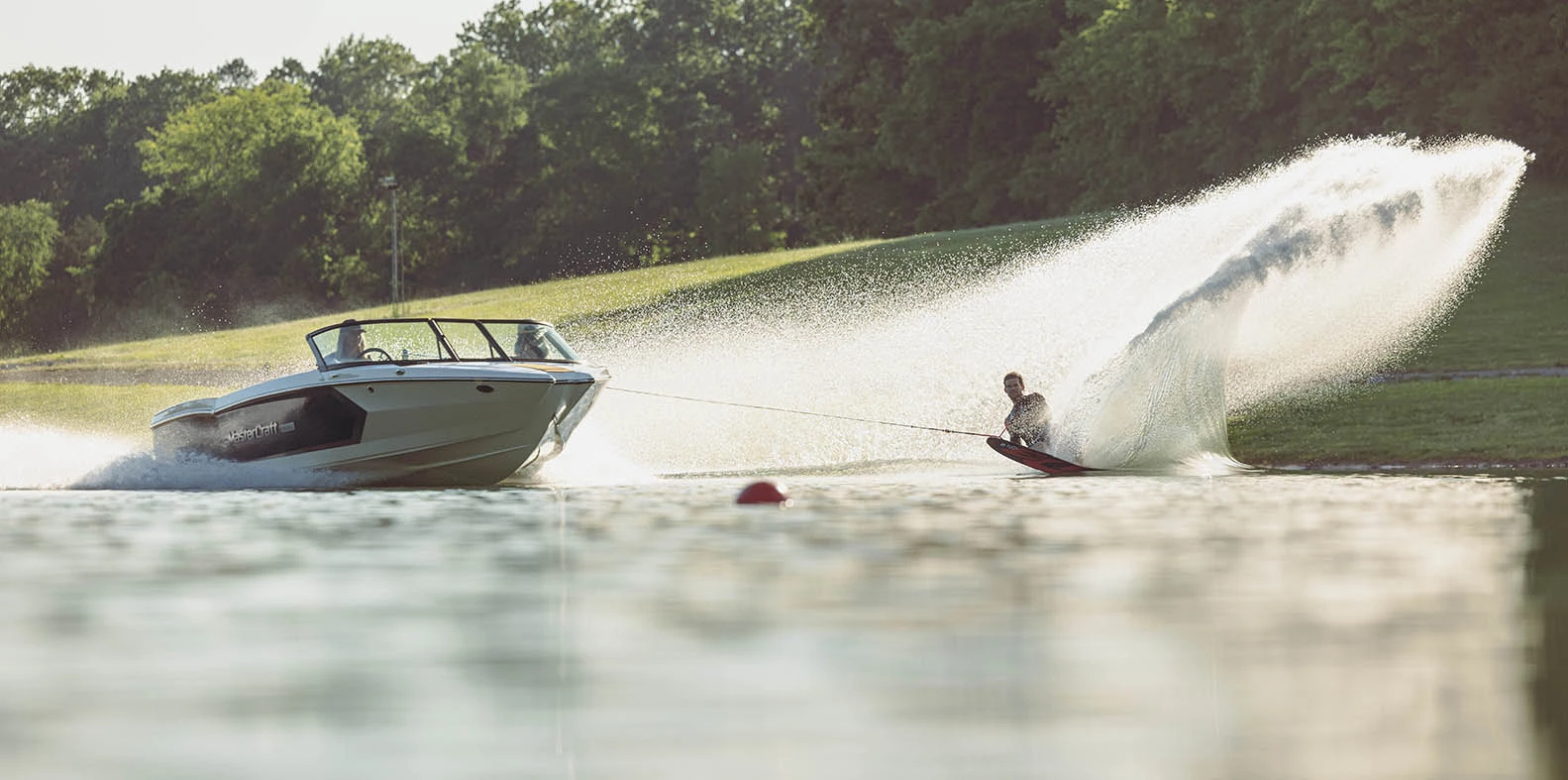 PROSTAR auf einem See mit Mann auf einem Wakeboard